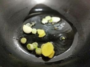 起油锅，加入切好的葱姜蒜。