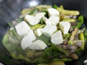 加入切好的土豆块，大火烧开后转小火15分钟。