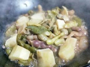 15分钟后豆角和土豆基本熟了。