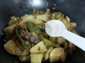 关火加入鸡粉，翻炒均匀，可以出锅。