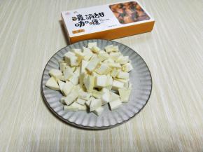 土豆去皮，洗干净，切丁。