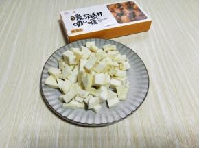 土豆去皮，洗干净，切丁。