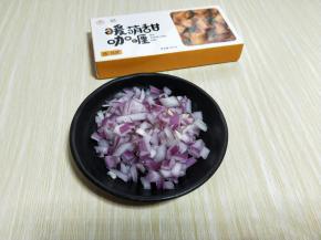 洋葱去皮，切丁。