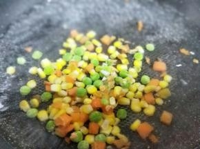 焯水，水烧开后加入，大火再次烧开捞出即可。