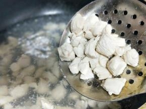 切好的鸡胸肉焯水，冷水入锅，烧开捞出。