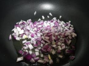 起油锅，加入切好的洋葱煸炒。