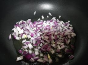 起油锅，加入切好的洋葱煸炒。