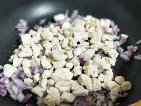 在加入焯水的鸡胸肉。