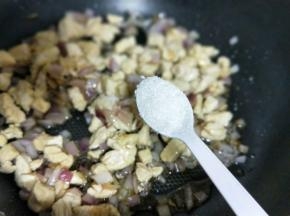 再加入白砂糖，