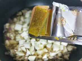 再加入咖喱块。