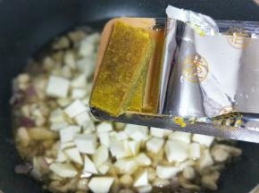 再加入咖喱块。