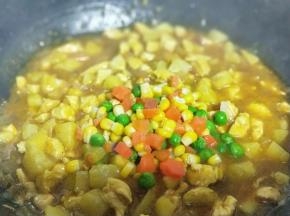 土豆和鸡胸肉熟后加入焯水的蔬菜丁，翻炒均匀即可出锅。