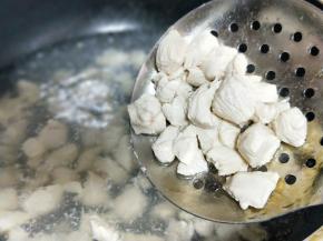 切好的鸡胸肉焯水。