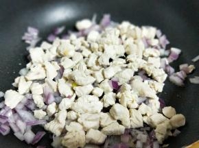 在加入鸡胸肉。