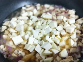 加入切好的土豆。