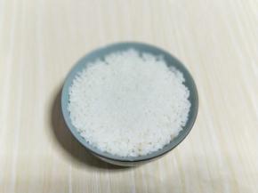 米饭，装入碗中，用铲子压实压紧。