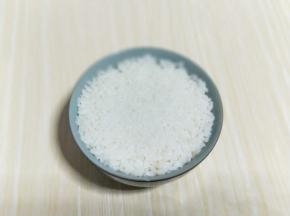 米饭，装入碗中，用铲子压实压紧。