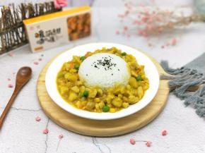 再米饭周边撒上咖喱鸡块即可。