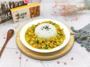 再米饭周边撒上咖喱鸡块即可。