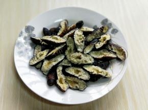 依次做好开边的蚕蛹。