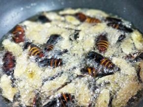 不断的摇动锅，也可以用筷子翻动，炸的酥一点会很香哦～