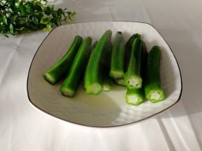 秋葵洗净切好，用开水烫一下（烫2分钟）