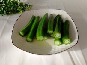 秋葵洗净切好，用开水烫一下（烫2分钟）
