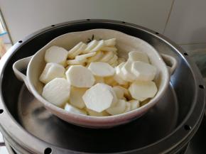山药洗净去皮切片，上锅蒸10-15分钟