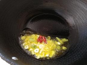 油热炒蒜和干辣椒，加糖和盐