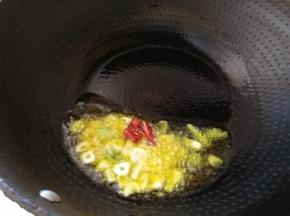 油热炒蒜和干辣椒，加糖和盐