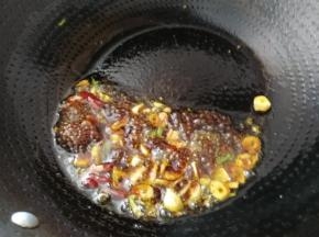 加海鲜酱油炒出蒜香味