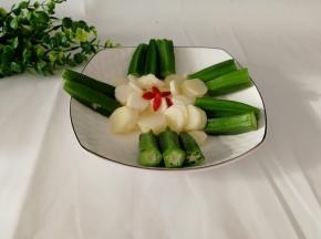 把炒好的蒜汁加到摆好的盘里