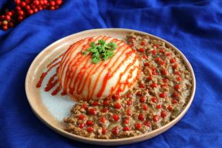 挤在山药泥上，撒点牛油果，装饰下，可以享用了，美味营养呀！