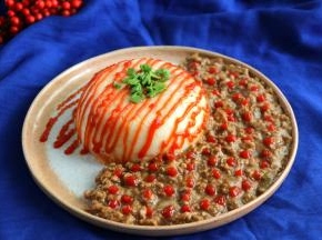 挤在山药泥上，撒点牛油果，装饰下，可以享用了，美味营养呀！