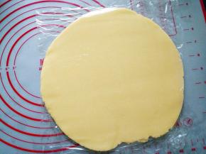 用擀面杖将派皮擀成0.2厘米厚的面片