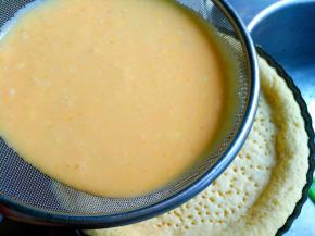 筛入烤好的派皮里