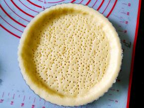 用叉子叉几个孔，放入预热好的烤箱180度烤20分钟