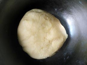 混合均匀，揉成团，静置半小时