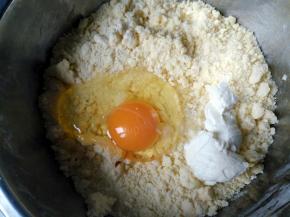 加入淡奶油和鸡蛋