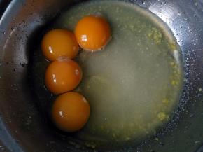 开始做派馅，将柠檬屑、柠檬汁、白糖、全蛋和蛋黄混合