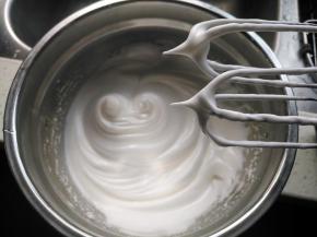 分3次加入白糖，打发至硬性