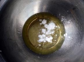 蛋白加入玉米淀粉和柠檬汁