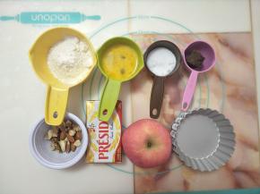 准备好所需要的原料和模具。