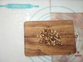 烤出香味后取出，切碎备用。