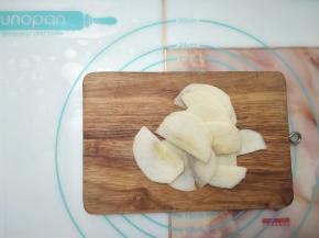 苹果去皮去核，取半个切成片。