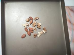 综合坚果放入烤盘入烤箱烤几分钟。