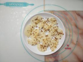 切好的苹果片平铺在盘中，上面撒上适量红糖粉（配方分量之外），加盖保鲜膜，入微波炉加热2分钟后取出晾凉。