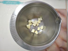 黄油切成小块，室温下软化。