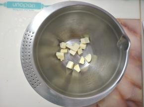 黄油切成小块，室温下软化。