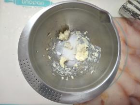 软化好的黄油用电动打蛋器打发成奶油状，加入砂糖继续打发均匀。